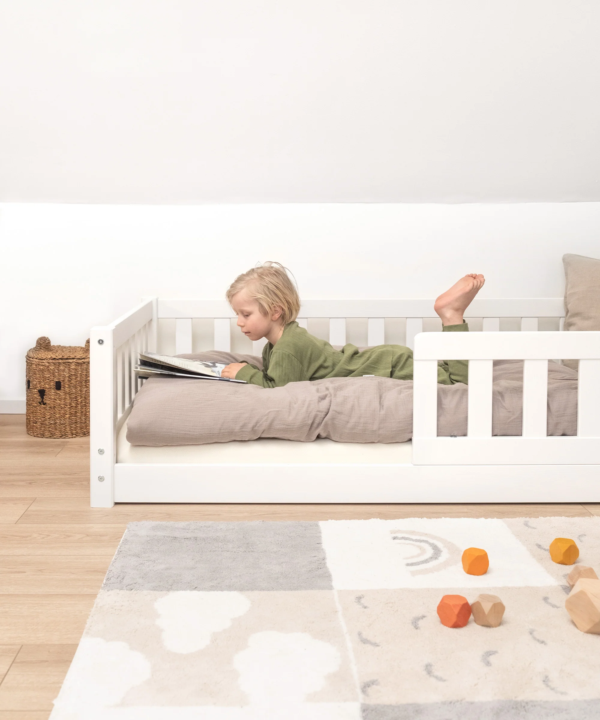 Bodenbett Lille  |  Kiefer Hellgrau - Image 10